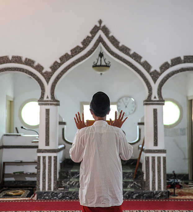 Santri melaksanakan Shalat Sunnah di Masjid Pesantren Sukamiskin, Bandung, Jawa Barat, Senin (3/4/2023). Pesantren yang didirikan pada Tahun 1881 oleh KH R Muhammad Bin Alqo tersebut menjadi salah satu pesantren tertua di Jawa Barat yang berada di Kota Bandung serta memiliki peran penting pada penyebaran Agama Islam di tatar sunda pada masa penjahan Belanda dan Jepang. ANTARA FOTO/Raisan Al Farisi/rwa.